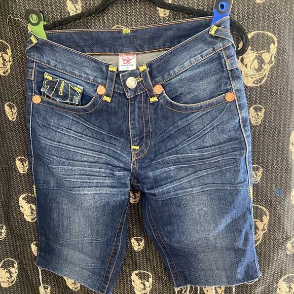 True religion jean shorts , size W30, missing back left button, - Picture 2 of 8